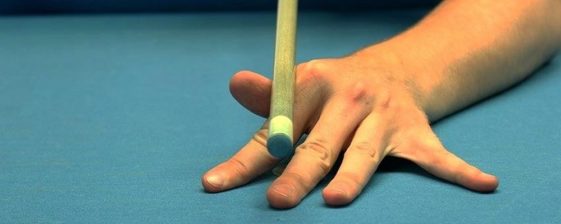 Comment tenir une queue de billard